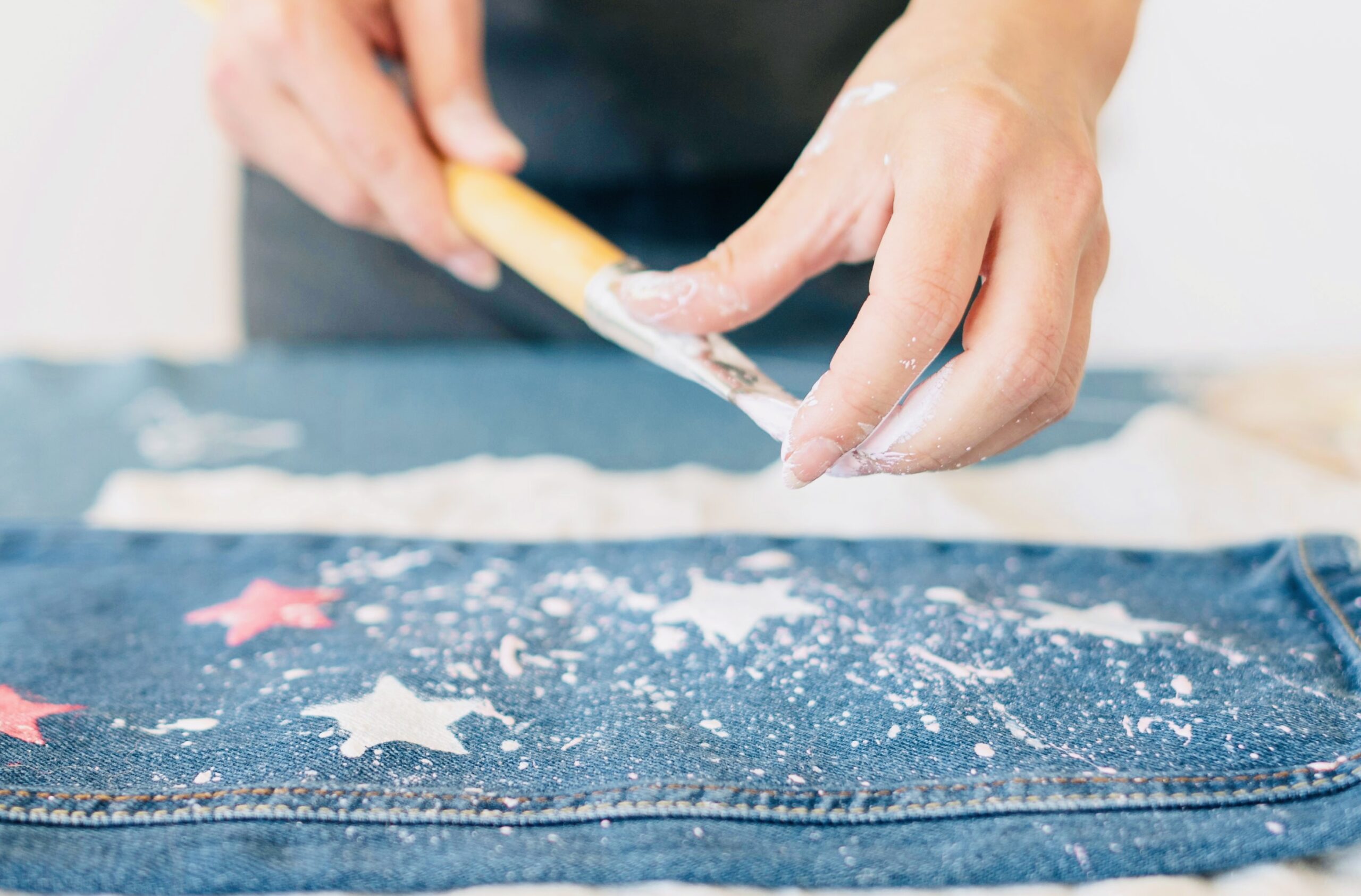 How to Spray Paint Jeans-